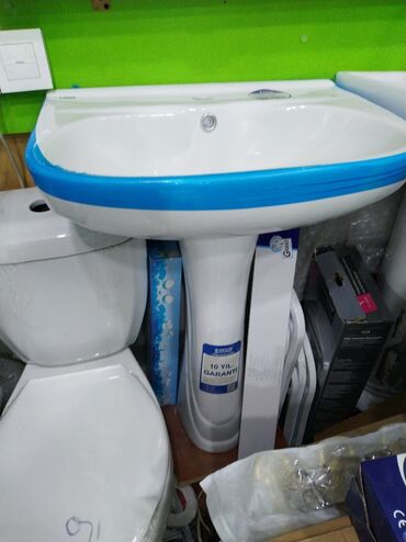 тюльпан: Ayaq üstü quraşdırılan ağ rəngli keramika lavabo, hamam otaqları üçün