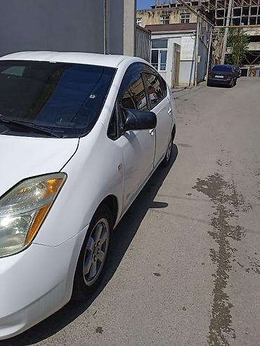 автомобиль фольксваген поло: Toyota Prius Hybrid – ağ rəng, 5 qapılı liftbek kuzov. Yapon hibrid — 4