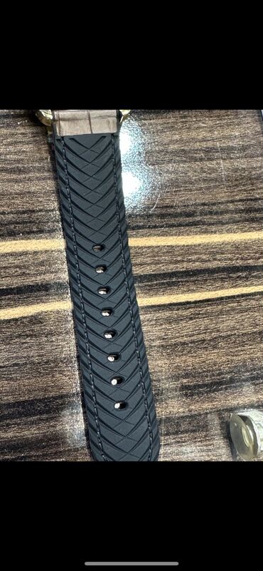 Классические часы: Листай Дайвер модели от Австрийского бренда Jacques Lemans. В разных — 10