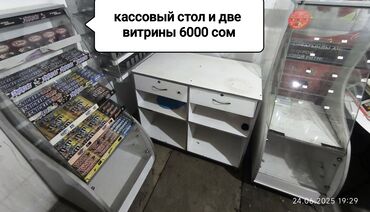 островок в торговом центре: Кассовый стол и две ветрины 6000 сом стеллажи сеточные по 1500 сом 6