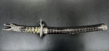коллекционное: Сувенирный кинжал с необычным декором в виде крокодила и кожи