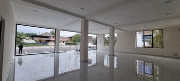 Binalar: Kommersiya təyinatlı iki mərtəbəli modern bina - Şüşəbənd vitrin — 5