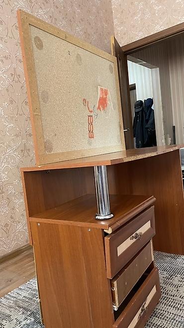 study table: Письменный/компьютерный стол с тумбой и надстройкой. Особенности: - — 3