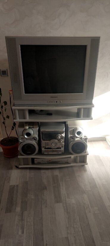 столики для телевизора: Boz rəngli Samsung markalı CRT televizor. Televizorun alt hissəsində