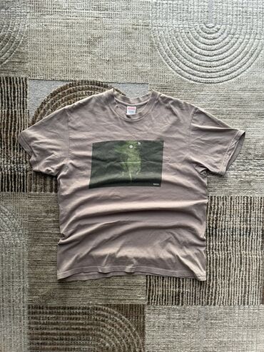 однотонная футболка: Legit Классическая футболка унисекс от Supreme, выполненная в бежевом