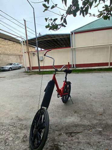 трехколесный велосипед для взрослых: Xüsusi dizaynlı şəhər velosipedi - Çərçivə: alçaq keçidli, qırmızı