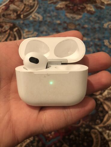 Наушники: Беспроводные наушники-вкладыши с кейсом Apple AirPods 3 
250 сом