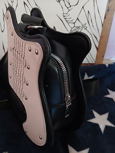 Çantalar: Gitara formalı çiyin çantası. Balaca və minimal çantadır günlük — 2
