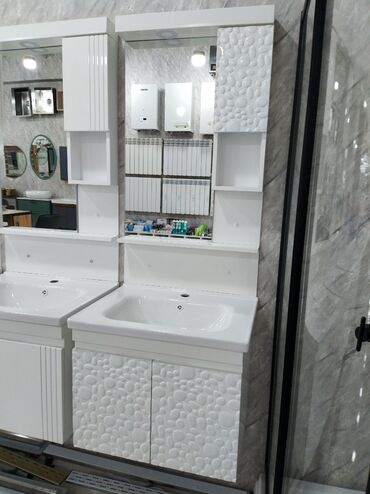 hamam qapları: Ağ rəngdə, divara quraşdırılan, güzgülü və dolablı unitaz dəsti