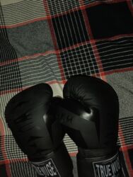 боксерские перчатки цена: Боксерские перчатки 12 унций oz черного цвета новые не использовались