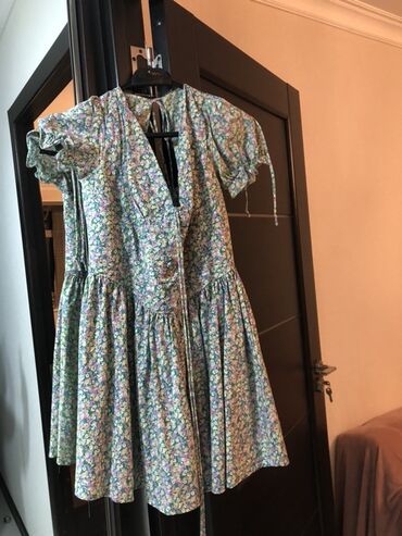 qaqa stil: Qadın paltarı – çiçək naxışlı, açıq yaşıl-mavi tonlarda - Model