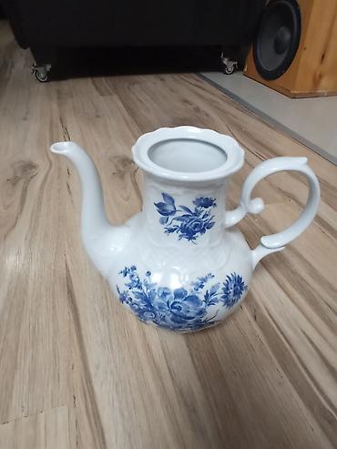 Porcelanski čajnik/kafanik sa plavim cvetnim dekorem - Materijal