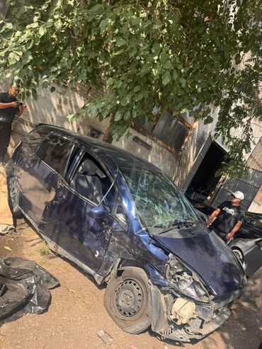 машина ош матиз: Автомобиль Honda Fit синего цвета после ДТП. У автомобиля повреждена
