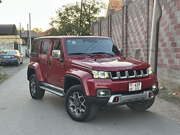 Внедорожник 5‑дверный, яркий красный цвет с чёрной крышей. Мощный