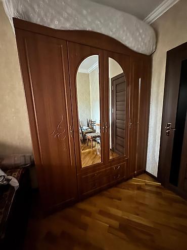 şuşə dolab: Dolab. Satılır 200 azn. Ünvan H. Aslanov m(SemaG) — 1
