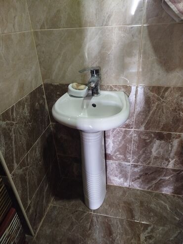 Азиатские унитазы: Kompakt ayaqlı hamam əl yuyanı (pedestal lavabo) - Material: Ağ