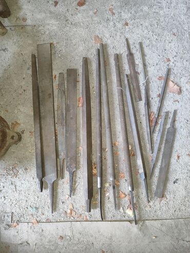 Наборы инструментов: Инструменты советские - молотки по 200 сом; ножницы по металлу большие — 9