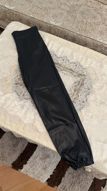 Pontiac: Qara eko‑dəri şalvar - Material: yumşaq, parıltılı eko‑dəri (PU). -