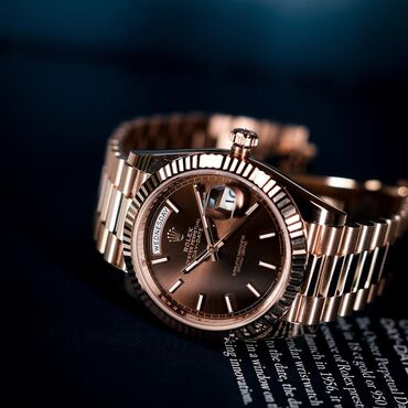 кольцо с изумрудом: Элегантные мужские часы Rolex Day-Date 40 из розового золота с
