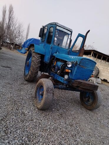 Traktorlar: Mavi rəngli tək kabinəli təkərli kənd təsərrüfatı traktoru - Güclü — 1