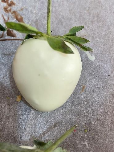 Кондитерские изделия, сладости: Клубника в шоколаде — набор ягод премиального размера, покрытых — 11