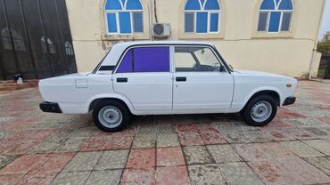 VAZ (LADA): VAZ 2107 sedan Xüsusiyyətlər: - Kuzov: 4 qapılı sedan, ağ rəng - — 13