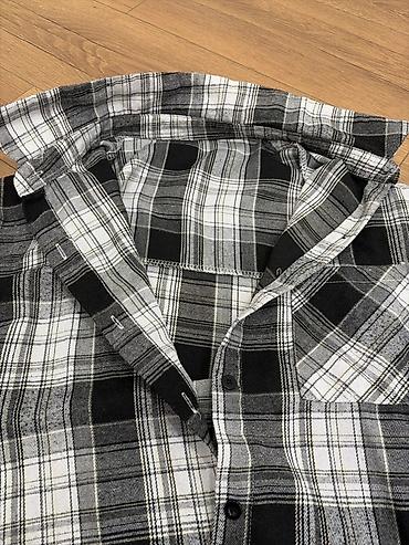 Kişi geyimləri: Qara‑ağ‑boz rəng palitrasında dama (plaid) naxışlı flanel köynək. - — 5
