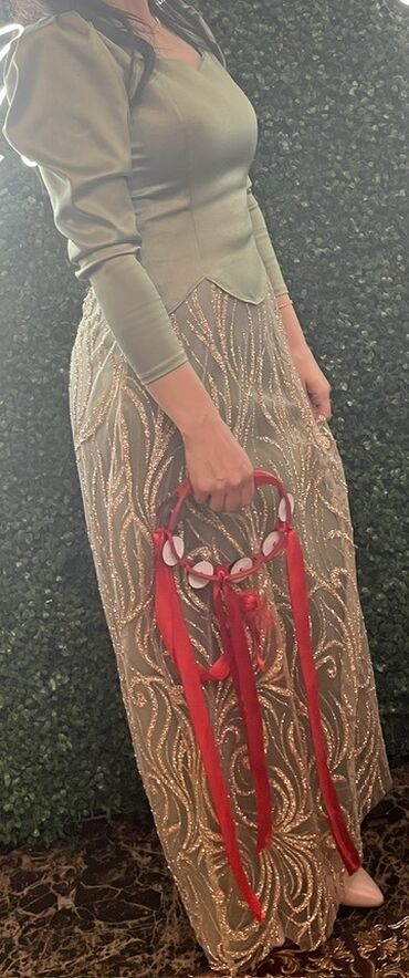 qiz ucun don: Zərif ziyafət dəsti - Rəng: açıq zeytun/yaşıl ton - Don: Üstdən atlas lalafo.az -da qiz ucun don: Zərif ziyafət dəsti - Rəng: açıq zeytun/yaşıl ton - Don: Üstdən atlas