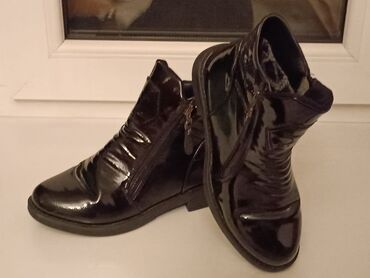 зимняя обувь на мальчика: Ботинки для девочки
34 р