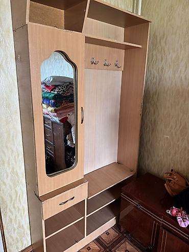 прихожка с зеркалом: Прихожая-комплект из ЛДСП, цвет светлый дуб. Состав и функционал: - — 1