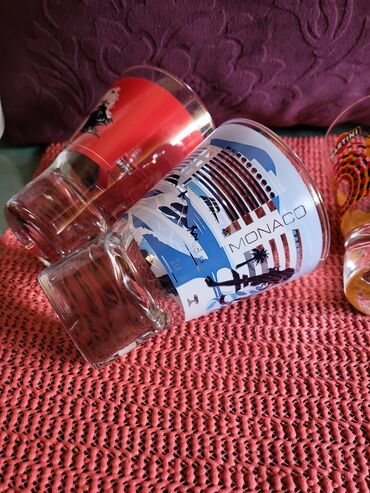 Čaše: Case nove za martini i druga pica, 2006godina,puno staklo. Komada — 10