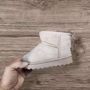 Čizme: UGG KIDS 🎀

Vel.: 25 do 36
Cena: 3700 din 🎀 
🤍 — 4