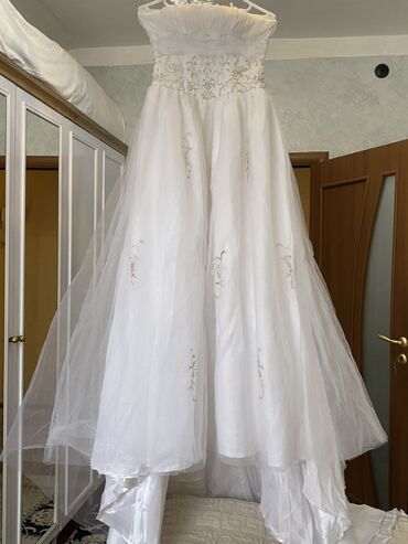 Toy paltarları: Ağ gəlinlik – straplez, A-kəsimli, uzun quyruqlu model. - Üst hissə — 1