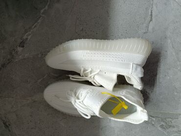 волейболный кросовка: Кроссовки с вязаным верхом, цвет — белый/молочный. - Легкий дышащий