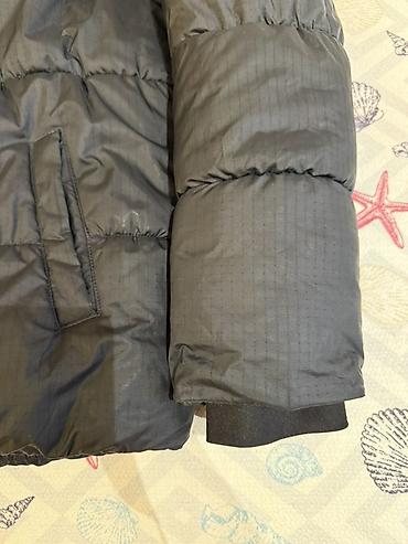 Верхняя одежда: Levi’s qara rəngli qışlıq puffer gödəkçə - Model: kapüşonlu, ön — 3