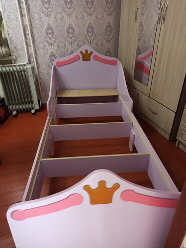двухспальная мебель: Односпальная кровать, Для девочки, Б/у