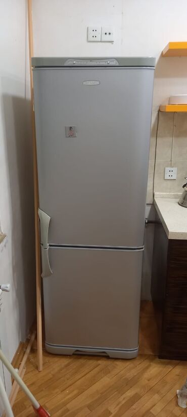 Холодильники: Б/у Двухкамерный Biryusa Холодильник цвет - Серебристый