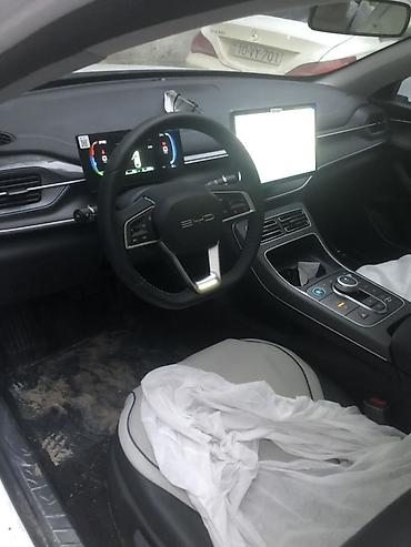 byd diskleri: BYD Qin Plus DM-i sedan – ağ kuzovlu, hibrid (plug-in) model. Əsas — 3