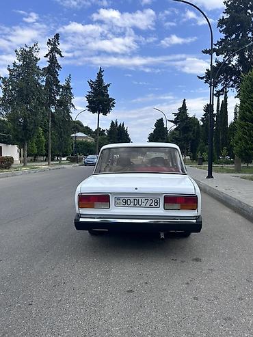 avto aksesuar kredit: VAZ 2107, ağ rəng, salon yenilənmiş. Xüsusiyyətlər: - Korpus: sedan — 7