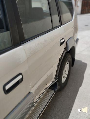 prado farası: Gümüşü rəngdə Toyota Prado SUV avtomobili. Avtomobilin arxa hissəsində — 10