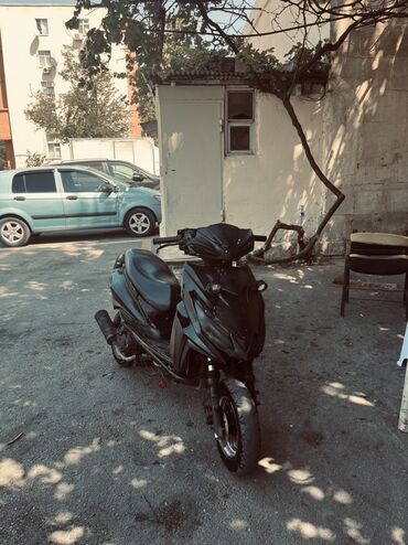 Mopedlər,skuterlər: Tam qara rəngli, yığcam dizayna malik moped. Şəhər daxilində rahat
