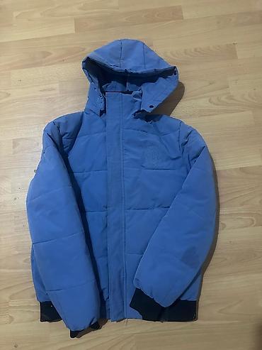 alt paltarları: BILLIONAIRE stilində mavi qışlıq jaket - Rəng: mavi - Kapüşonlu model — 2