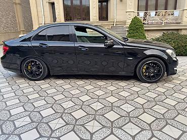 smart avtomobil: Mercedes-Benz C‑Class sedan, qara rəng, AMG üslublu eksteryer paketi — 9