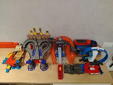 masın oyunları: Hot Wheels trek qurğuları və tematik setlər toplusu - Bir neçə böyük — 1