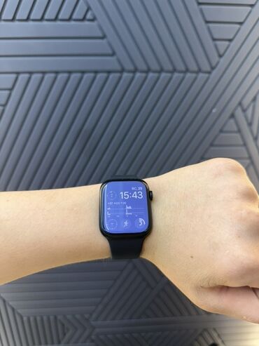 Apple Watch: Apple Watch 7 44mm с черным корпусом и ремешком. На экране