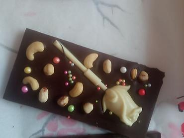 Кондитерские изделия, сладости: Шоколадная плитка из темного шоколада, украшенная рельефным — 3