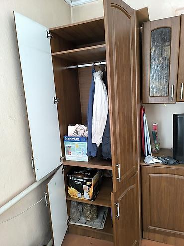 угол продаю: Высокий кухонный пенал из ЛДСП, цвет — тёмное дерево (орех/венге) — 2