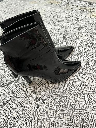 Ботинки и ботильоны: Женские ботильоны из лакированной натуральной черной кожи — 4