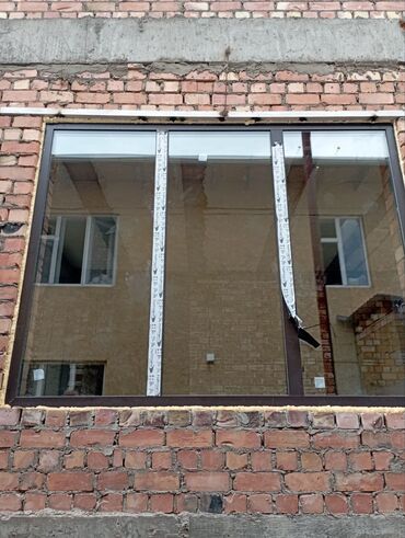 направляющий профиль: Оконный блок с тройным остеклением и рамой из ПВХ профиля