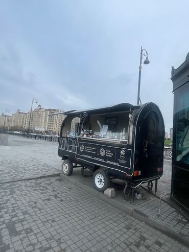 Qadın ayaqqabıları: Korogluda metronun piramida cixisinda yerlesir unvan ciddi sexsler
